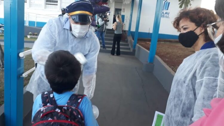 Alunos da rede municipal retornaram hoje com aulas presenciais escalonadas