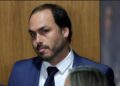 Carlos Bolsonaro disse ao pai que teme ser preso por Alexandre de Moraes