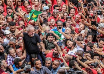 Pesquisa revela que Lula ultrapassou Bolsonaro em ranking de popularidade na web