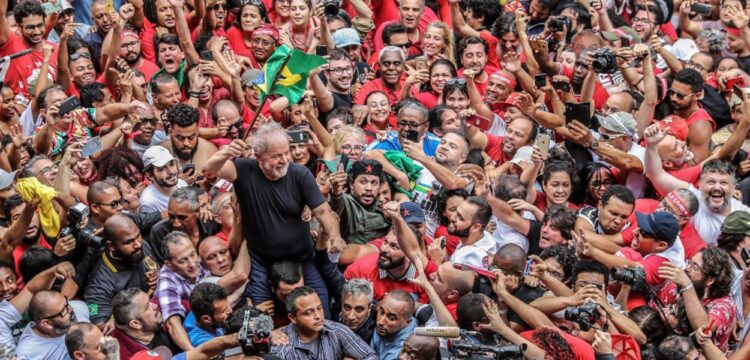Pesquisa revela que Lula ultrapassou Bolsonaro em ranking de popularidade na web
