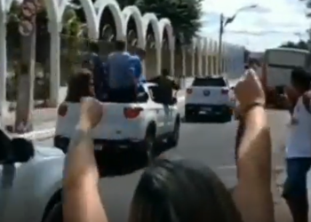 Vídeo: Após acenar para ruas vazias, Bolsonaro é chamado de genocida em Juazeiro do Norte