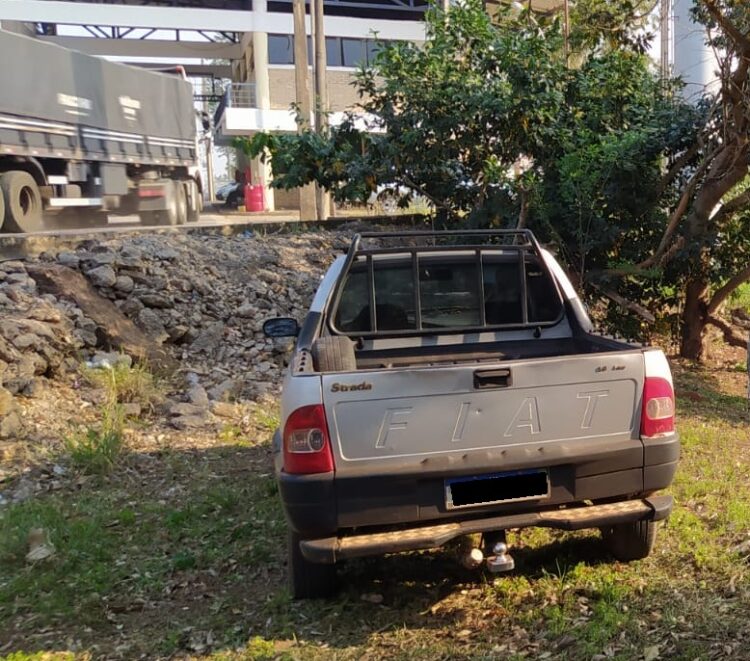 Polícia recupera Fiat Strada roubado já na linha seca da fronteira com o Paraguai