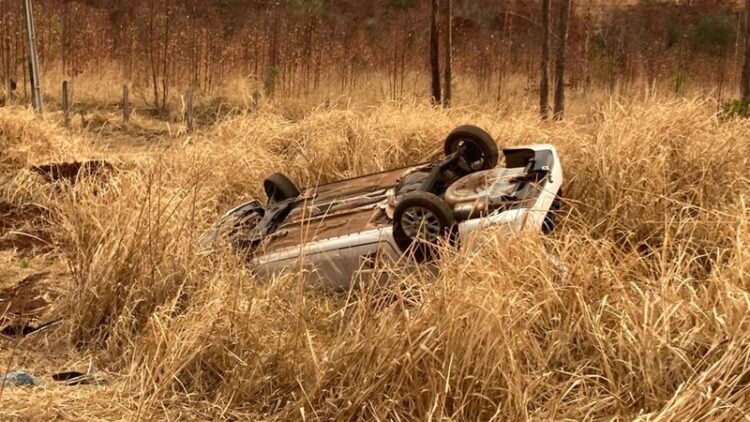 Em ultrapassagem, motorista bate em caminhão e sai da pista deixando 2 feridos na BR-262