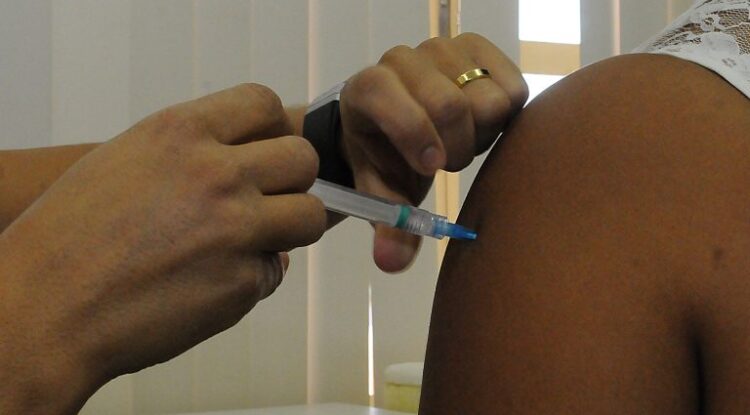 Após vacinação em massa, municípios da fronteira de MS apresentam 75,5% de queda de casos novos de Covid-19