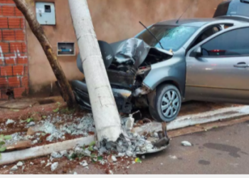 Duas colisões com postes deixam motoristas feridos na manhã deste sábado na Capital