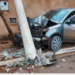 Duas colisões com postes deixam motoristas feridos na manhã deste sábado na Capital
