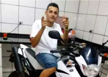 Jovem sequestrado por supostos policiais é encontrado morto em matagal e identificado pela mãe