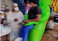 Vacinação tem até ET que segura cidadão e fila no Atacadão da Duque de Caxias