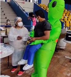 Vacinação tem até ET que segura cidadão e fila no Atacadão da Duque de Caxias
