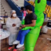 Vacinação tem até ET que segura cidadão e fila no Atacadão da Duque de Caxias