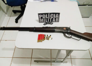 Sogro contém homem que é preso tentando matar esposa com faca e espingarda