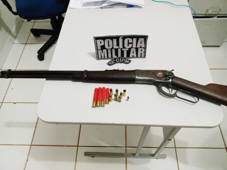 Sogro contém homem que é preso tentando matar esposa com faca e espingarda