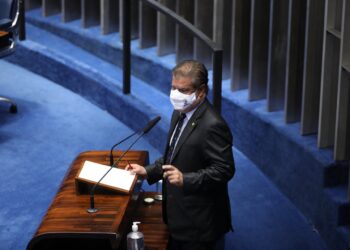 Vai à sanção texto que permite licença compulsória para remédios e vacinas anticovid