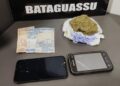 “Mané” esconde maconha em frente da delegacia e acaba preso junto com colega