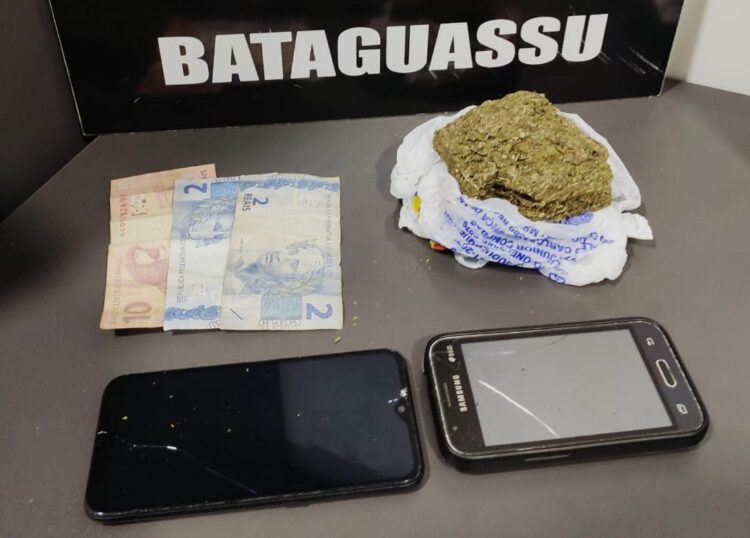 “Mané” esconde maconha em frente da delegacia e acaba preso junto com colega