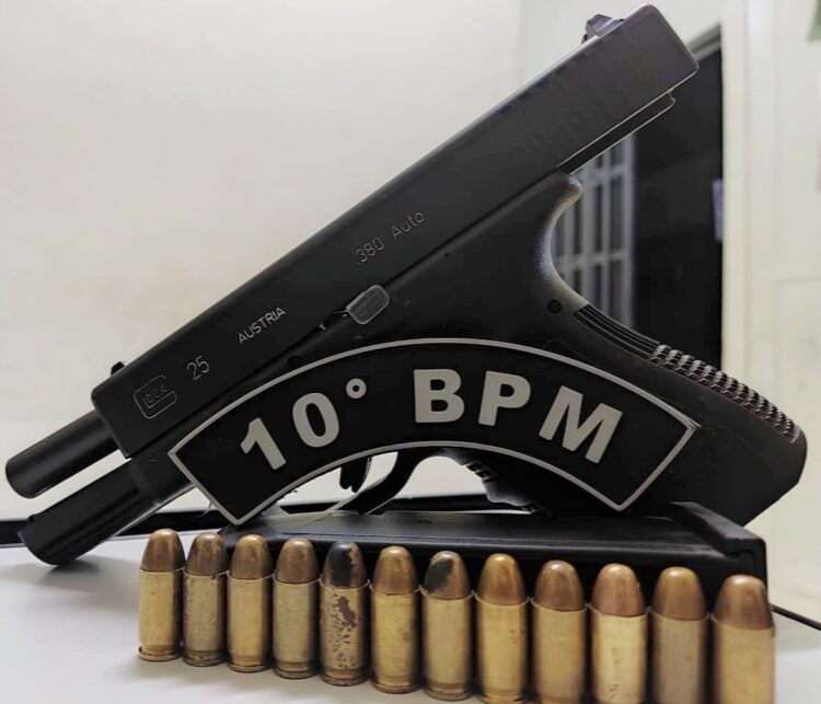 Após perseguição policial, motorista de app revela que estava comprando pistola com dupla