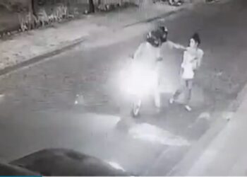 Vídeo mostra menina se esquivando de dupla em assalto no Bairro Zé Pereira