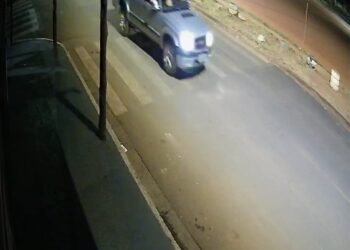 Vídeo: S-10 estraga campo na Vila Fernanda e população pede ajuda para encontrar motorista