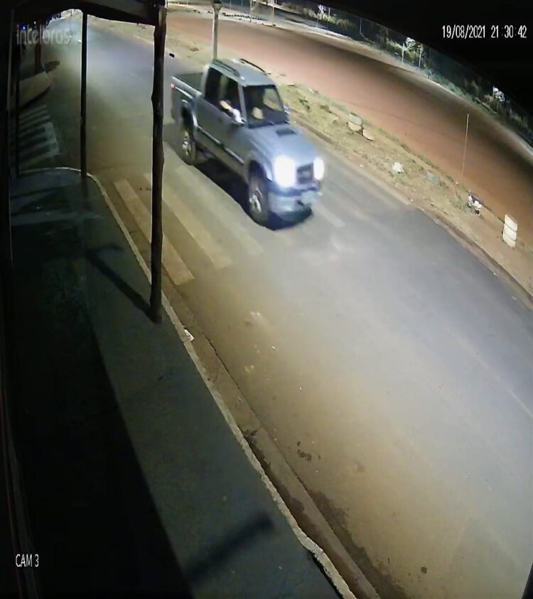 Vídeo: S-10 estraga campo na Vila Fernanda e população pede ajuda para encontrar motorista