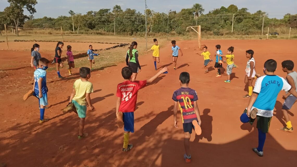 Vídeo: S-10 estraga campo na Vila Fernanda e população pede ajuda para encontrar motorista