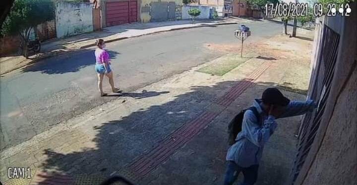 Vídeo: Em plena luz do dia, ladrão pula muro de casa para furtar no Santo Amaro
