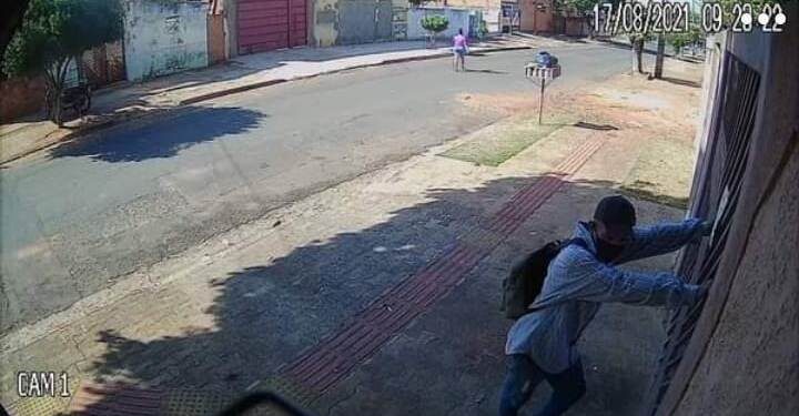 Vídeo: Em plena luz do dia, ladrão pula muro de casa para furtar no Santo Amaro