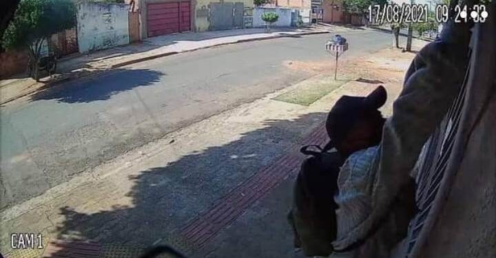 Vídeo: Em plena luz do dia, ladrão pula muro de casa para furtar no Santo Amaro