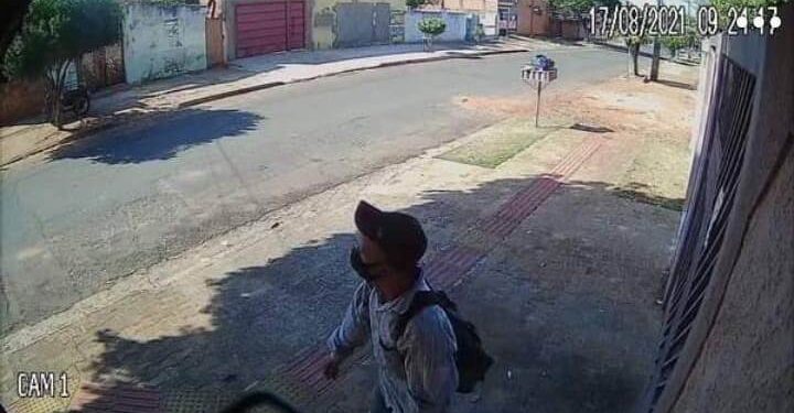 Vídeo: Em plena luz do dia, ladrão pula muro de casa para furtar no Santo Amaro