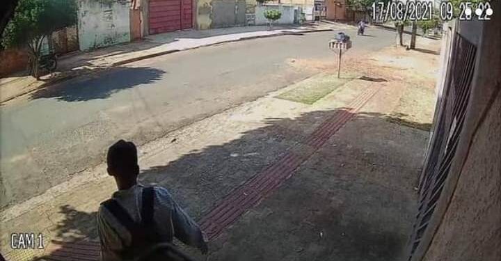 Vídeo: Em plena luz do dia, ladrão pula muro de casa para furtar no Santo Amaro