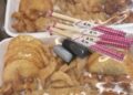 Cliente pede sushi e além da demora, recebe pastel e peixe frito junto com hashis