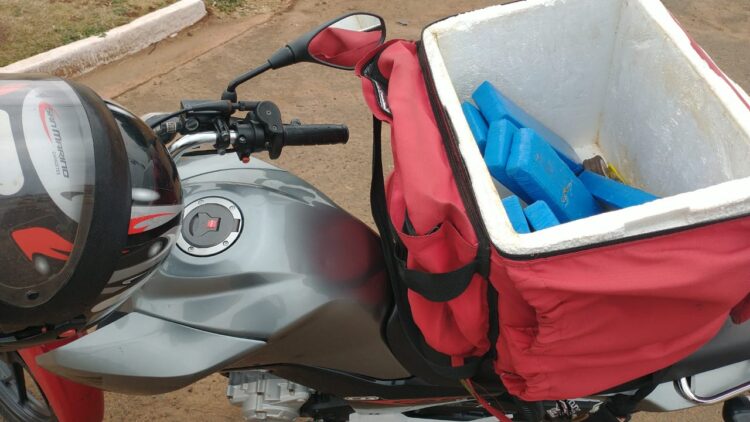 Motoentregador é preso realizando manobra e com de 5kg de maconha nas costas