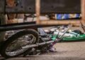 Motociclista fica sem visibilidade e morre ao bater em caminhão que saía de supermercado