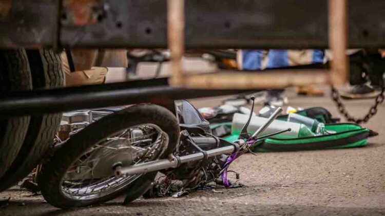 Motociclista fica sem visibilidade e morre ao bater em caminhão que saía de supermercado