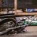 Motociclista fica sem visibilidade e morre ao bater em caminhão que saía de supermercado