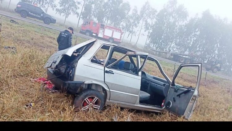 Uno capota com latas de cerveja dentro, mata 1 e fere 4 na MS-289 neste domingo