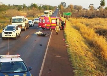 Idoso tem corpo partido ao meio em colisão entre moto e carreta agora a tarde na BR-276