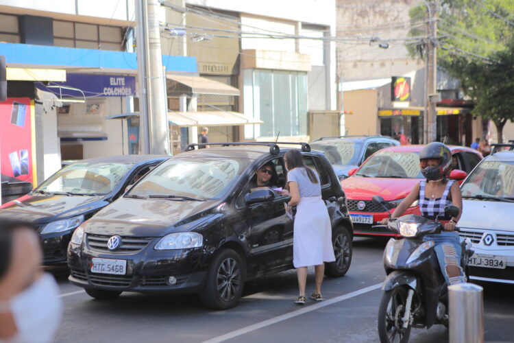 Ação neste sábado leva informação sobre violência contra as mulheres para funcionárias do comércio