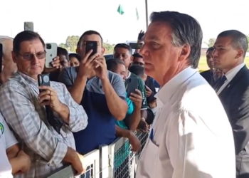Bolsonaro chama de ‘idiota’ quem diz que tem que comprar feijão: ‘Tem que comprar fuzil’