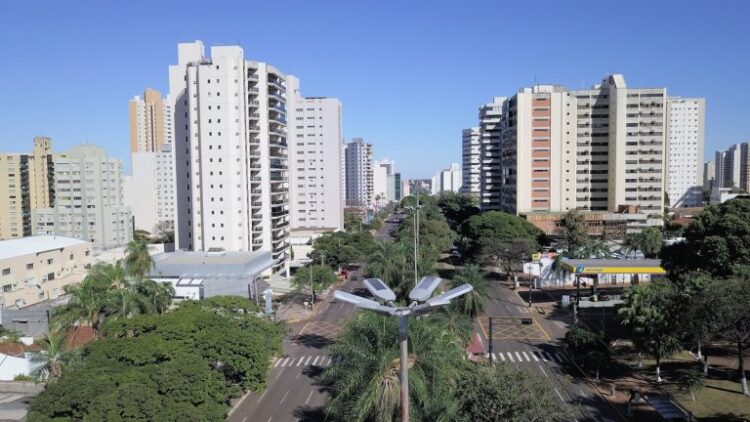 Com casos estabilizados e cobertura vacinal, Prefeitura revoga toque de recolher na segunda-feira