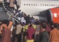 Todos tentam fugir do Afeganistão e durante amontoação em avião, um cai e morre