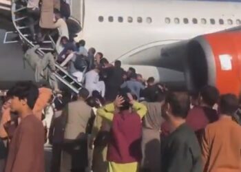 Todos tentam fugir do Afeganistão e durante amontoação em avião, um cai e morre