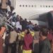 Todos tentam fugir do Afeganistão e durante amontoação em avião, um cai e morre
