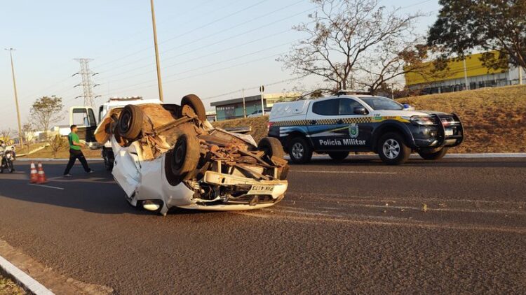 Adolescente rouba carro de aplicativo e capota, após perseguição policial em Campo Grande