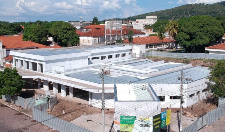 Em Corumbá, governador vistoria obras da Santa Casa e entrega cartões do “Mais Social”