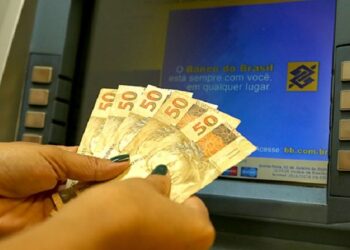 Governo deposita salário de agosto na terça-feira e servidores podem sacar no dia 1º de setembro