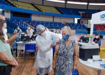Idosos de 75 anos que se vacinaram até fevereiro recebem dose de reforço hoje