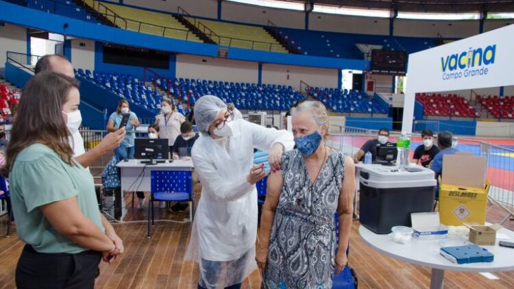 Idosos de 75 anos que se vacinaram até fevereiro recebem dose de reforço hoje