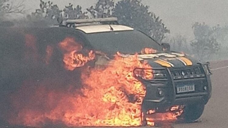 Vento espalha rapidamente fogo em vegetação que atinge viatura da PRF