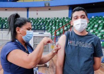 Vacinação contra a Covid-19 é ampliada para jovens com 23 anos ou mais na Capital