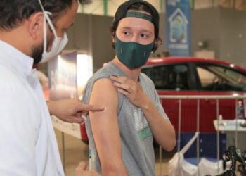 Vacinação com pessoas de 18 anos ou mais continua junto com aplicação de reforço da Pfizer